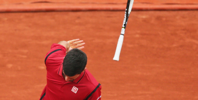 ▲世界球王Novak Djokovic摔拍曾差點打中線審。（圖／美聯社／達志影像）