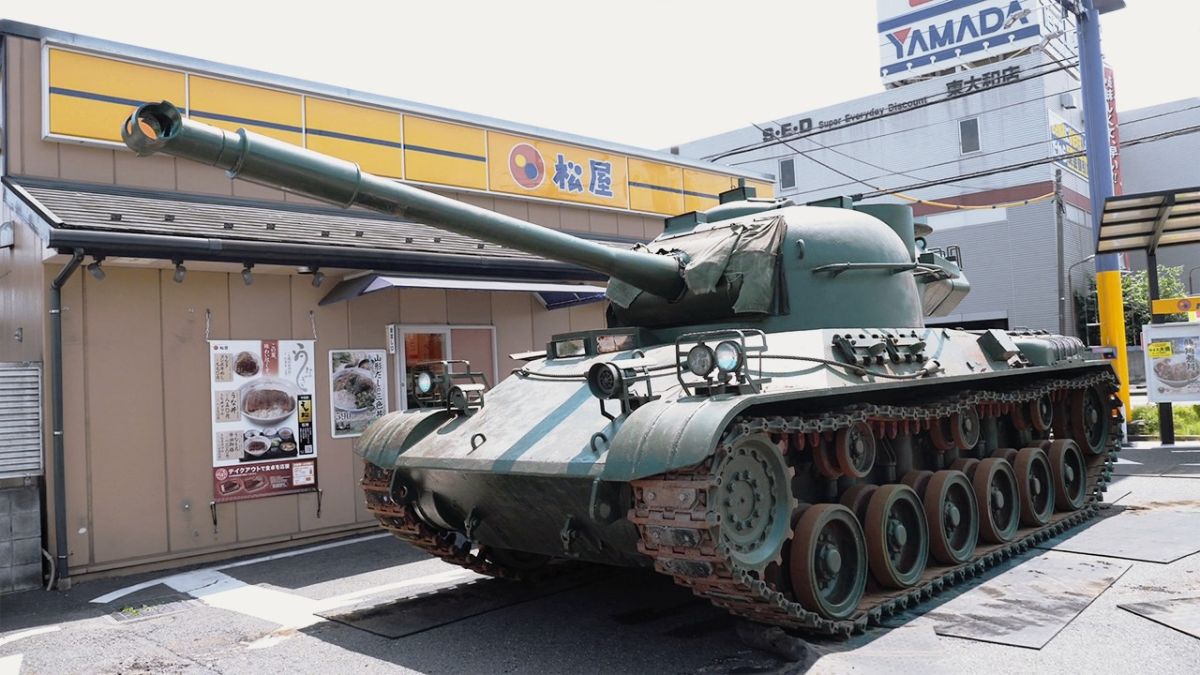 ▲日本1名知名網紅「水溜りボンド」近期就開著1台綠色戰車進入牛丼店的得來速車道，嚇傻路過的民眾和網友。（圖／翻攝自推特）