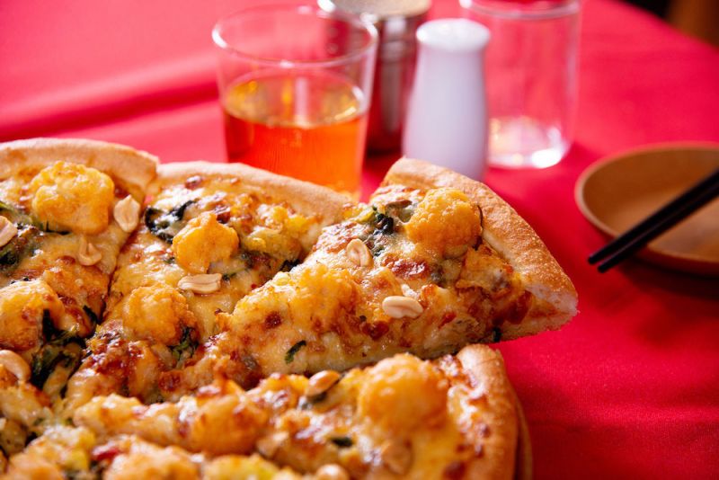 ▲連鎖比薩業者推出新口味椒鹽龍珠「台味比薩」，也讓懶得準備中秋烤肉的民眾多一項新選擇。（圖／業者提供）