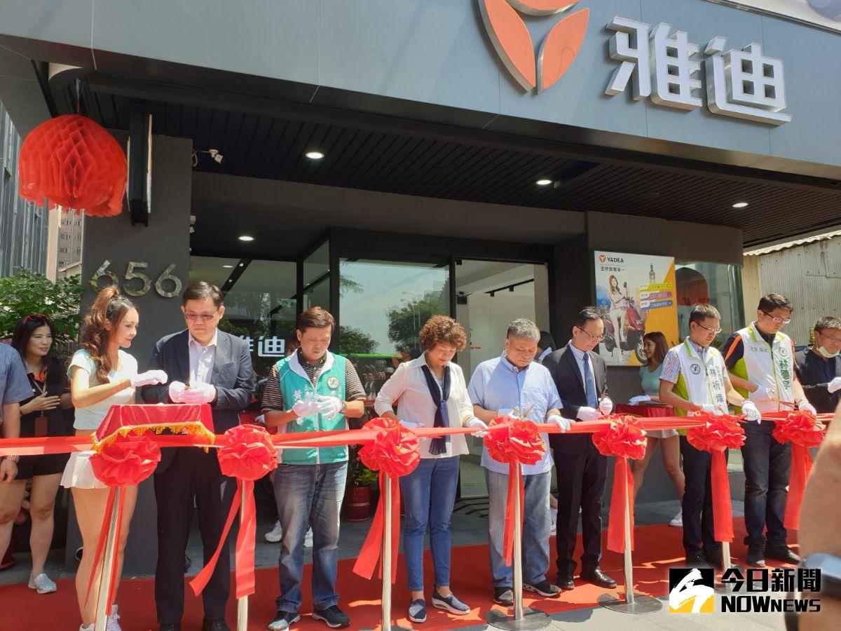 ▲綠能機車添生力軍，鎮瀾宮董事長顏清標，為輕型快充電動機車發表會剪綵，盛讚4萬元有找，人人買得起。（圖／金武鳳攝，2020.9.7)