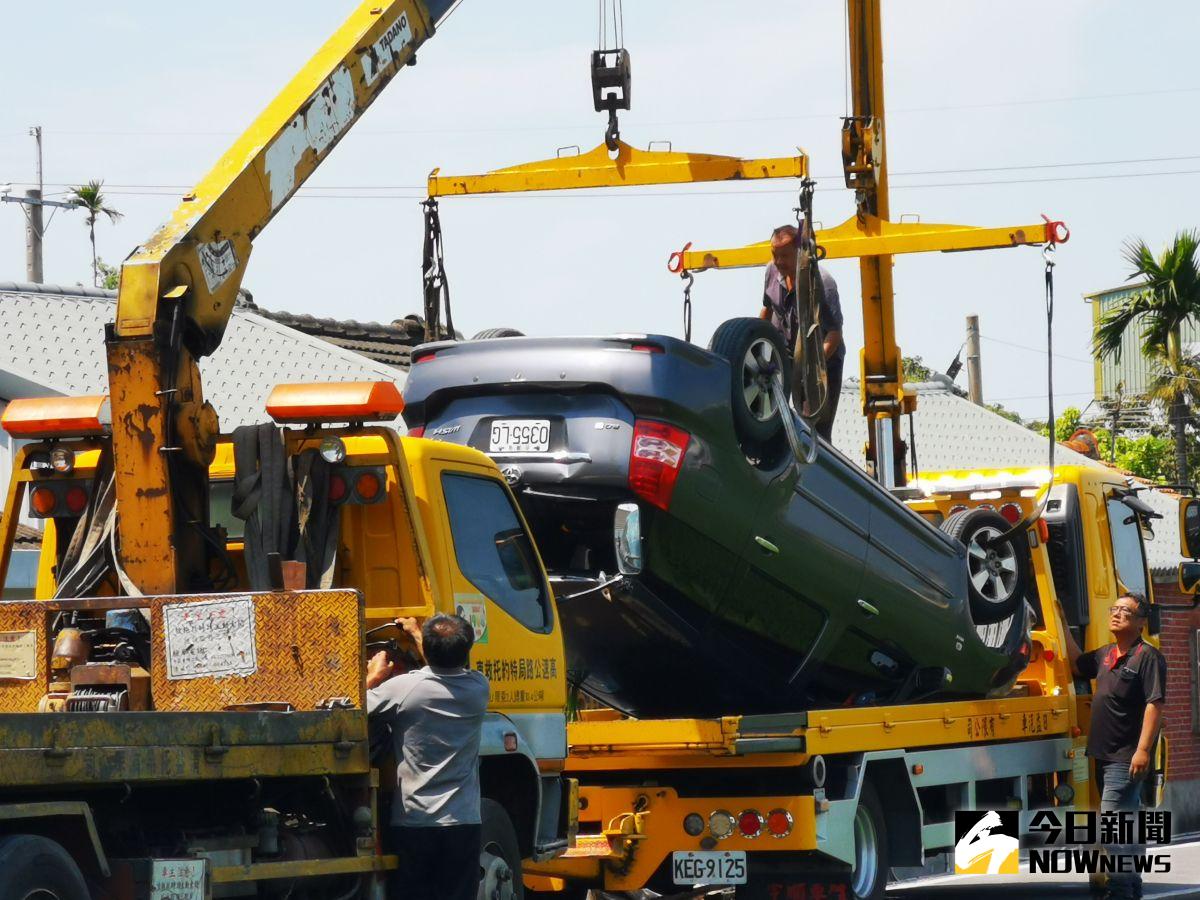 ▲社頭鄉社石路760巷又發生一起車子跌落稻田4輪朝天的意外，還好車主及時脫困，找來拖吊車救援。（圖／記者陳雅芳攝，2020.09.07）