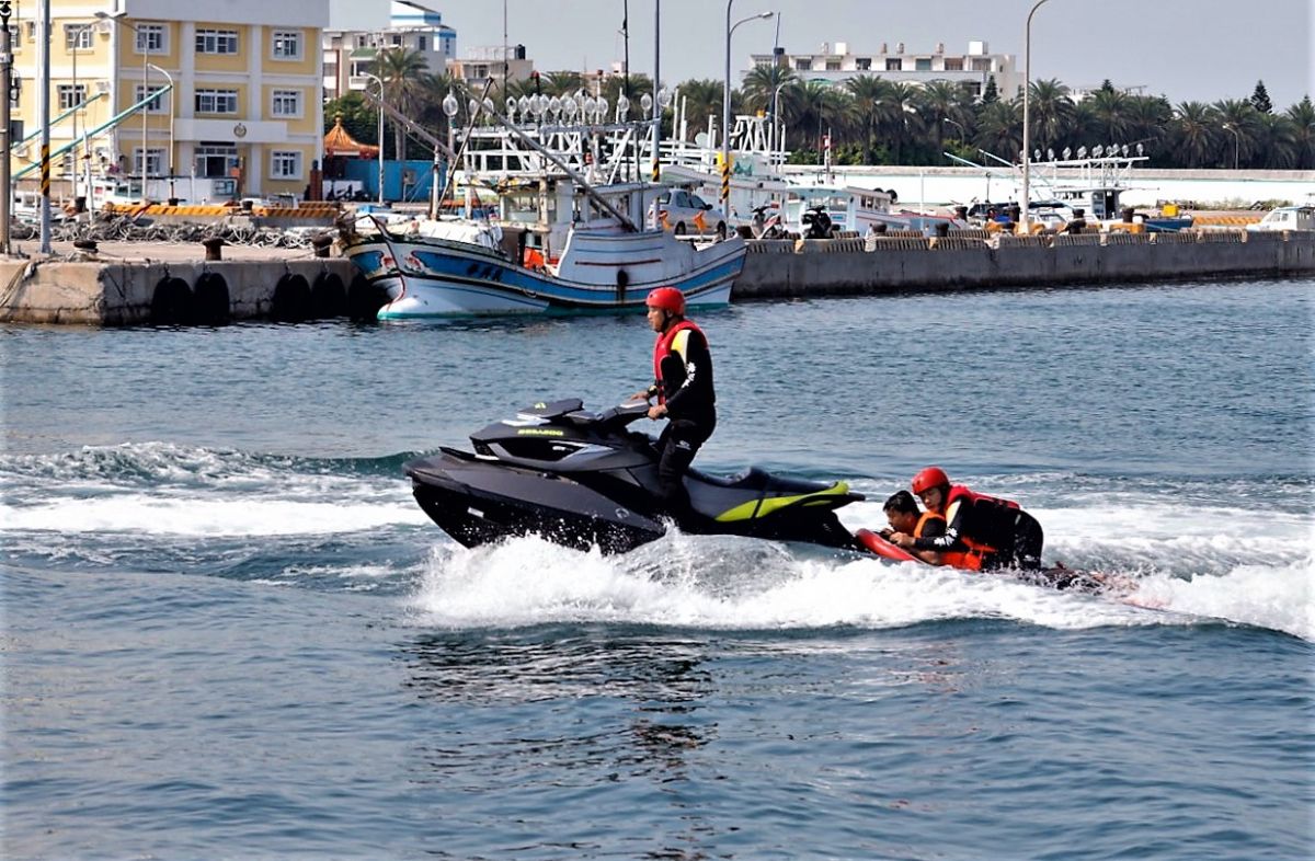 ▲「109年度岸際聯合救生救難演練」，並邀集第八海巡隊、海巡志工協會、澎南消防分隊及在地漁民等相關救難單位參與資源整合。（圖／澎湖岸巡隊提供）