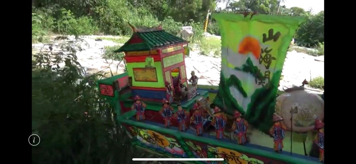 ▲民眾在139線車禍易發生路段附近發現1艘載有20多名紙紮人偶的「王船」，有將有兵，有民眾納悶稱難道是來收孤魂？（圖／翻攝彰化踢報網）