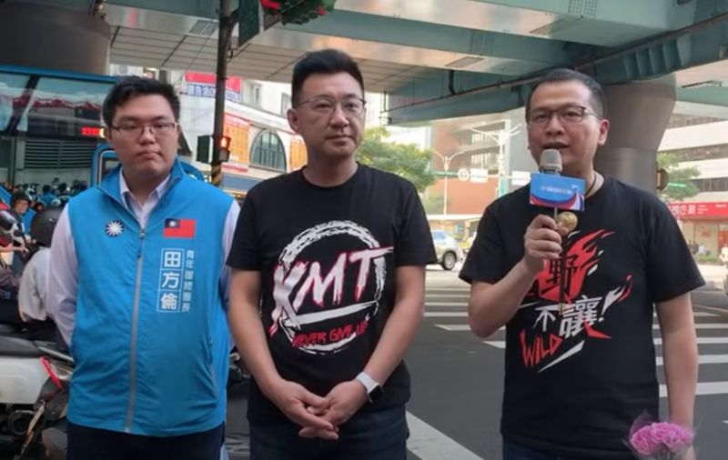 ▲國民黨主席江啟臣,日前在羅智強進行路邊街講時,也到場聲援。(圖/翻攝羅智強臉書)