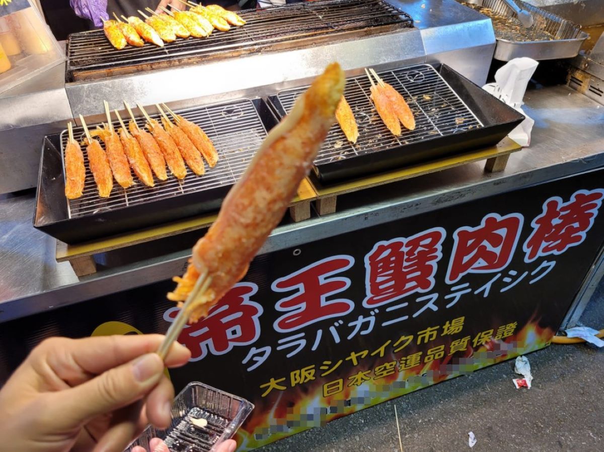 ▲一名網友指出，自己在夜市看見有攤販正在賣「帝王蟹肉棒」，沒想到一吃卻讓他直搖頭。（圖／翻攝爆怨公社臉書）