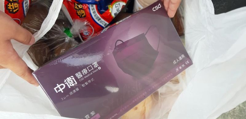 ▲一位幸運媽媽到全聯購物時，意外看到最後一盒「炫霓紫」中衛口罩。（圖／翻攝《我愛全聯-好物老實說》）