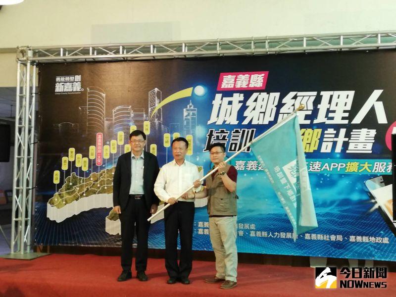 ▲嘉義縣建築師公會理事長涂志明(右一)指出,公會全力支援縣府將建管得來速APP推行到嘉縣各個鄉鎮。(圖/記者邱嘉琪攝,2020.09.08)