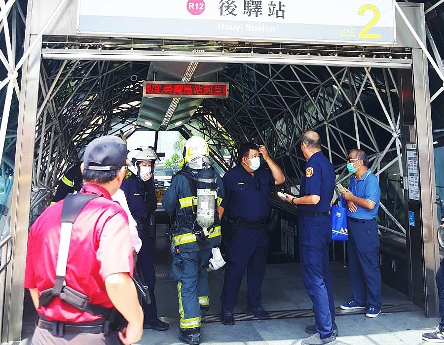 ▲高雄捷運後驛站隧道首次發生火警，警方及消防人員到達現場。(圖／記者黃守作翻攝)