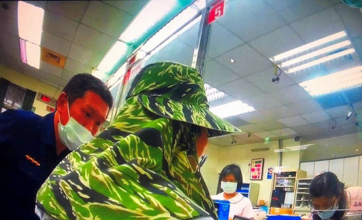 ▲戴姓老婦稱其女兒委託她匯款新臺幣68萬元至一個指定帳戶，經員警查證了解後發覺此為線上購物詐騙，成功阻止戴婦遭詐騙。（圖／東港警分局提供, 2020.09.08）