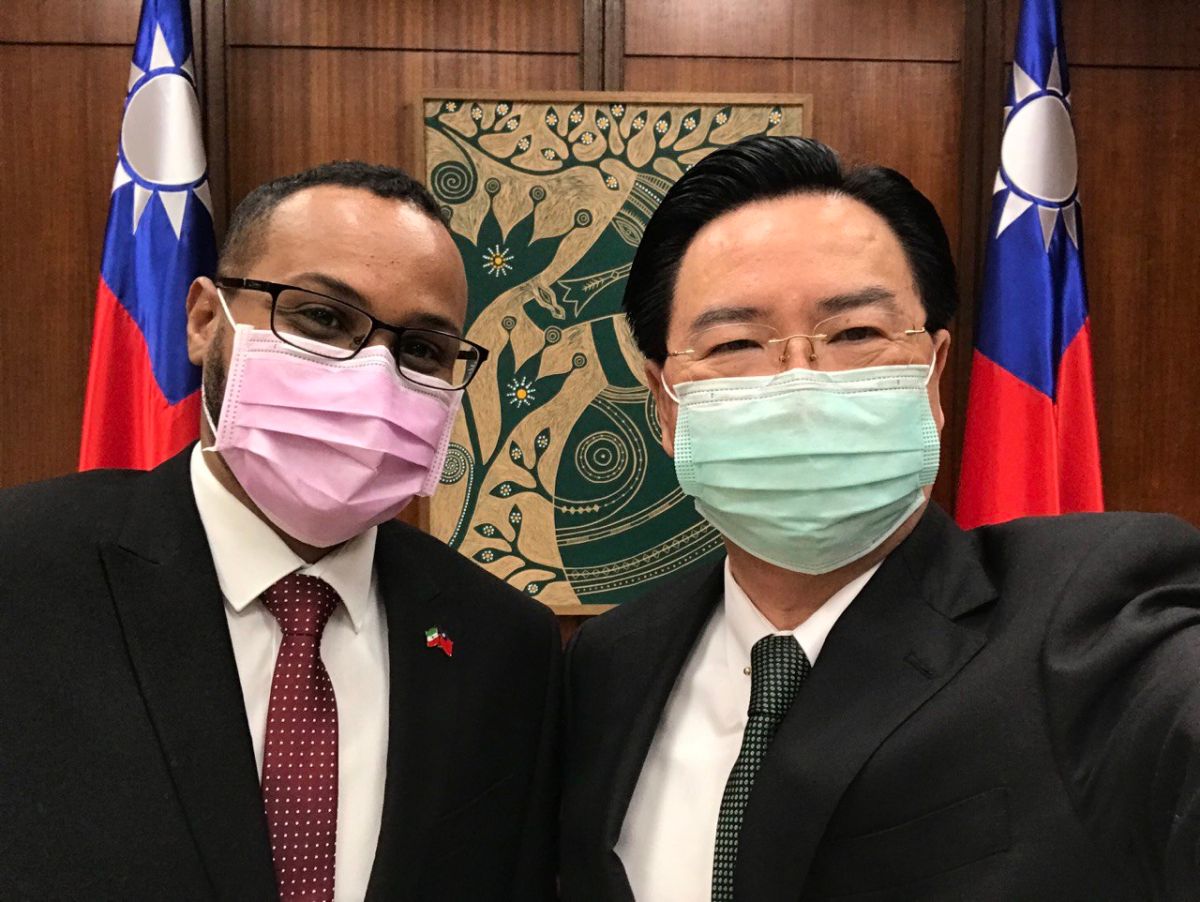 ▲外交部長吳釗燮與索馬利蘭駐台代表哈吉（Mohamed Omar Hagi Mohamoud）合照。（圖／外交部推特）