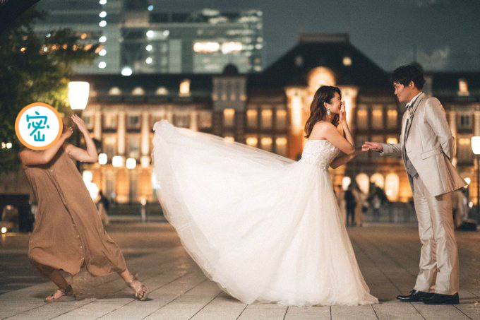 ▲日本一位攝影師分享了婚紗拍攝現場的照片，撩裙擺的助理超搶戲，讓網友笑翻。（圖／翻攝自@0321Haichiizu的推特）