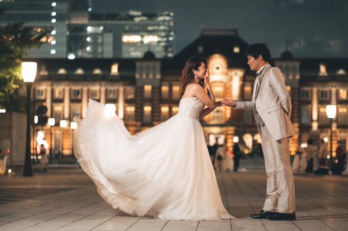 ▲日本一位攝影師分享了婚紗拍攝現場的照片，撩群擺的助理超搶戲，讓網友笑翻。（圖／翻攝自@0321Haichiizu的推特）