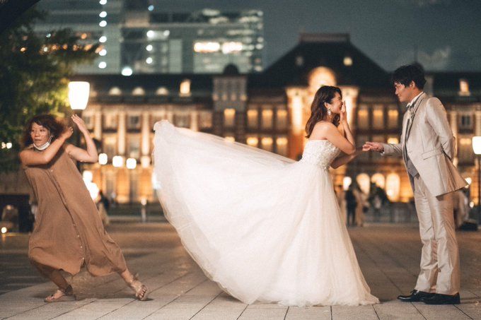 ▲日本一位攝影師分享了婚紗拍攝現場的照片,撩群擺的助理超搶戲,讓網友笑翻。(圖/翻攝自@0321Haichiizu的推特)