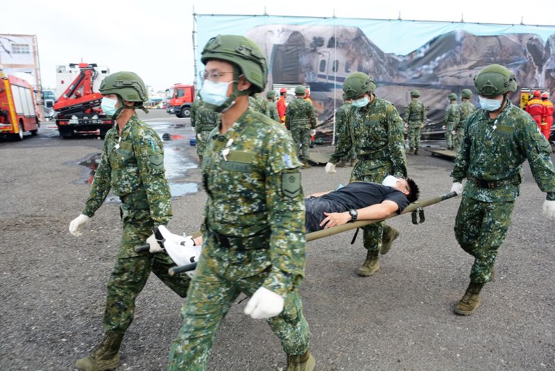 ▲澎湖縣參與民安六號演習人員在所有搶救過程按部就班，中央和地方必須無時無刻通力合作，減少損害。（圖／澎湖縣政府提供）