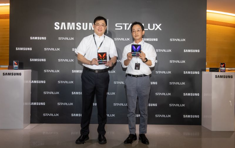 ▲星宇航空董事長張國煒(左)、台灣三星電子總經理李大成(右)共同出席三星Galaxy