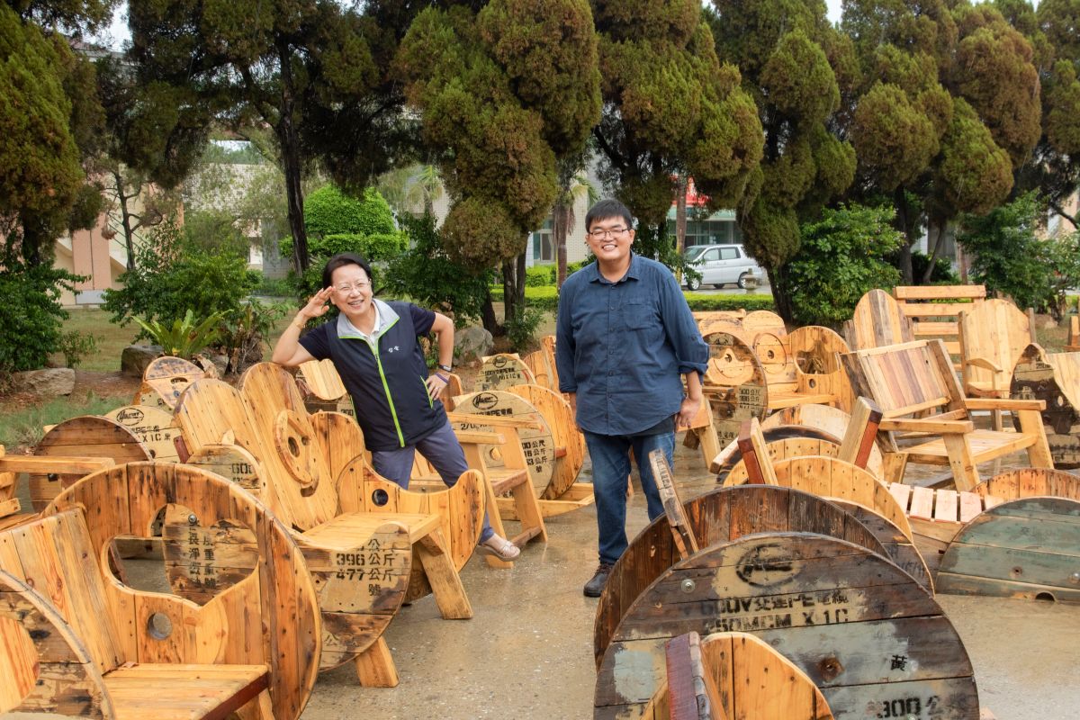 ▲金門林務所發揮巧思，將台電廢棄木電桿、電纜木盤變身成為造型座椅。(圖/金門林務所提供)