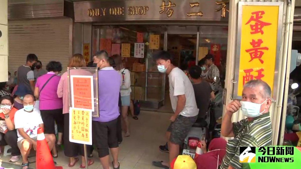 ▲彰化市蛋黃酥排隊名店「不二坊」公告從9日到26日暫停現場販售，消息傳出，沿線甚至出現代購業者掛出的招牌，堪稱是街頭奇景。（圖／記者陳雅芳攝，2020.09.08）