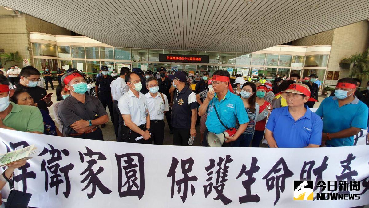 ▲彰基七期大樓工程基地位在旭光路與中興路之間，施工期間短短一個月內就發生4度塌陷，居民拉白布條抗議。（圖／記者陳雅芳攝，2020.09.08）