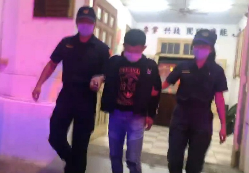 ▲楊嫌(中)到嘉義犯案後，逃離百餘公里外，不到43小時就被逮，遭嘉義警方以竊盜罪移送法辦。(圖／記者陳惲朋翻攝）