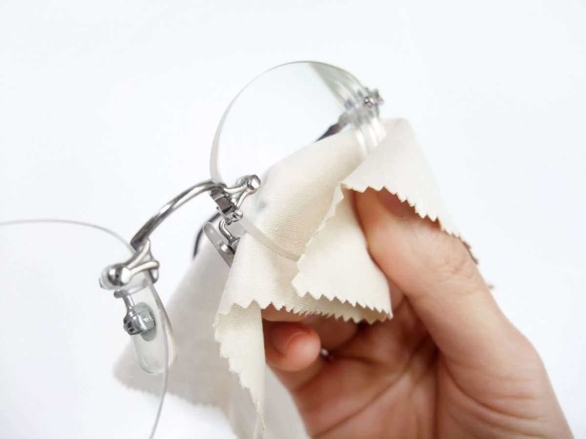 ▲近期有驗光師發文分享，每次目睹其他人用「衣角」或「眼鏡布」擦拭眼鏡，就彷彿「聽到鏡片在尖叫」。（圖／翻攝PhotoAC）