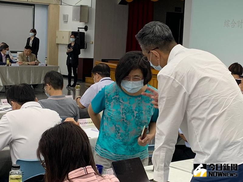 ▲新北衛生局長陳潤秋(中)表示,衛生局經過開會,決定對李萬吉開罰50萬元。(圖/記者康子仁攝)