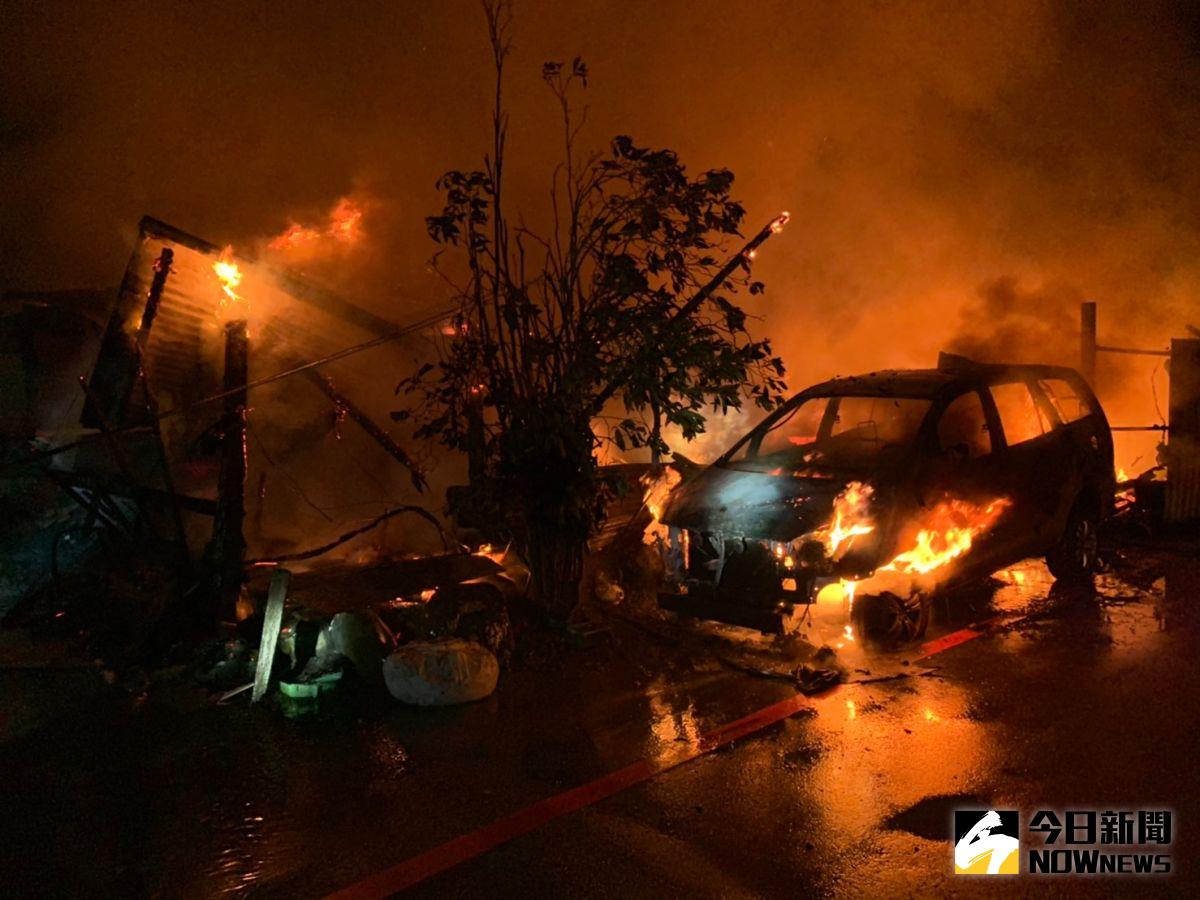 ▲花蓮市進豐街一棟木造民宅，凌晨發生大火，連車子都付之一炬。（圖／花蓮縣消防局提供）