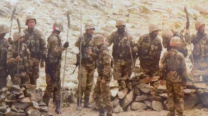 ▲印度媒體貼出解放軍在中印邊境的照片，有媒體描述解放軍手持「關刀」，引來軍武專家分析。（圖／翻攝自 India Today ）