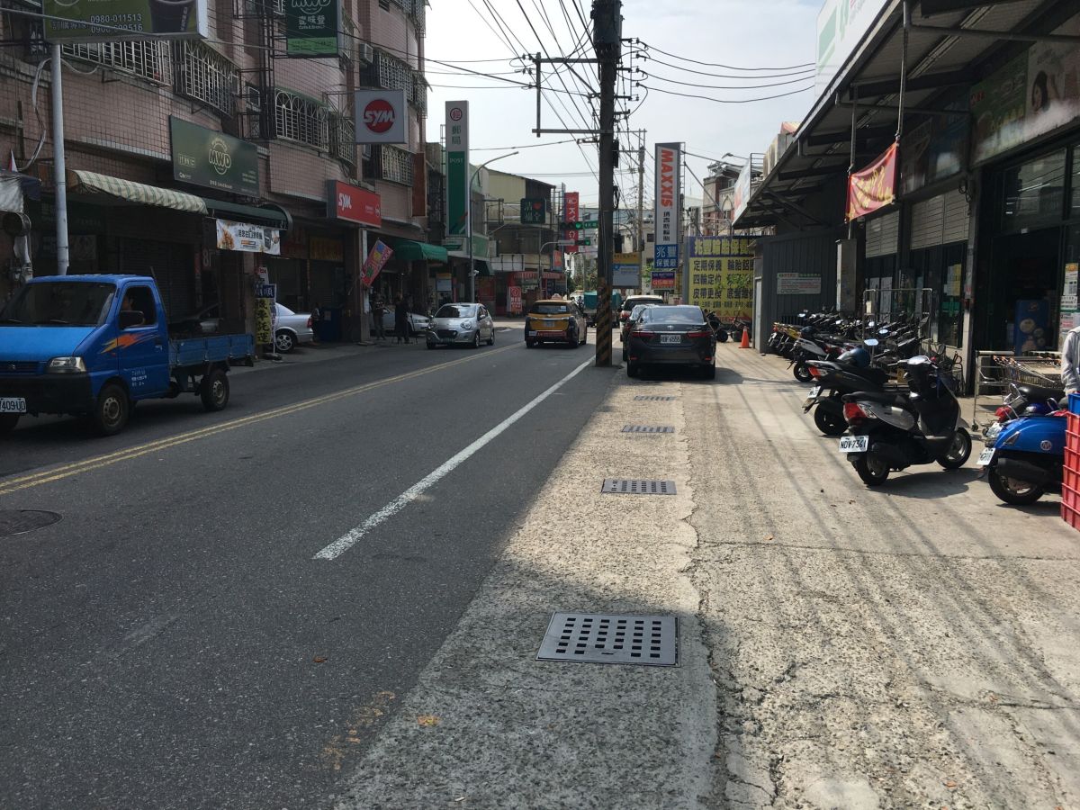 ▲潭子區昌平路三段至環中路段，電線桿直接擋在機車道上，議員周永鴻要求儘速移除電線桿並地下化。(圖／柳榮俊攝2020.9.8)