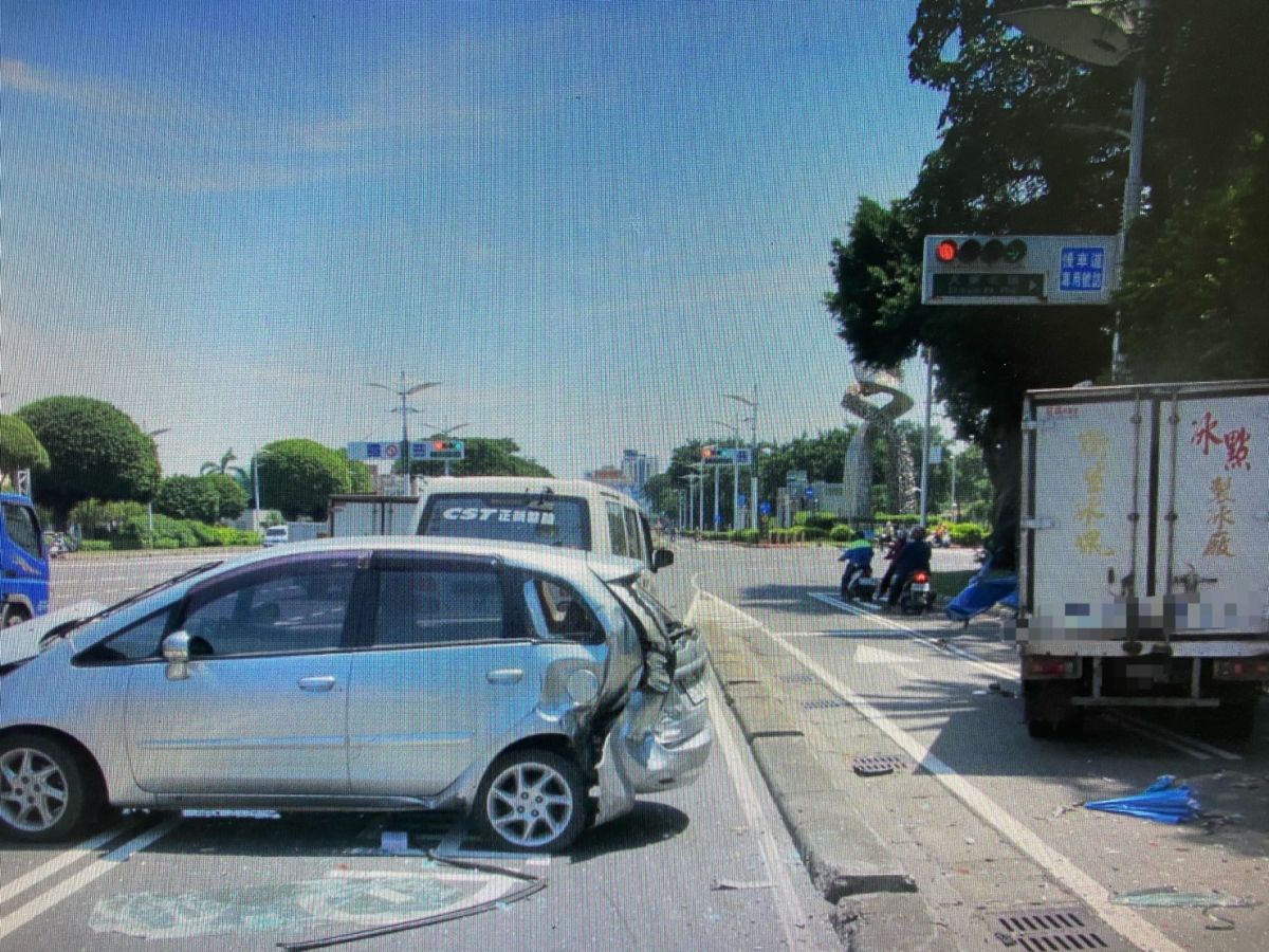 ▲真的很邪門！繼7日晚間高雄市小港區中山四路與大業北路口2人車禍死亡慘劇後；在12個小時後再傳同一路口發生車禍。（圖／記者郭凱杰翻攝）