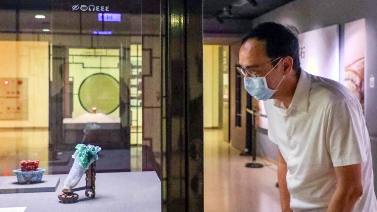 ▲前國民黨主席朱立倫9日走訪故宮，他受訪回答現在應該沒有人會關心韓朱配，只關心美豬吧。(圖/朱立倫辦公室提供)