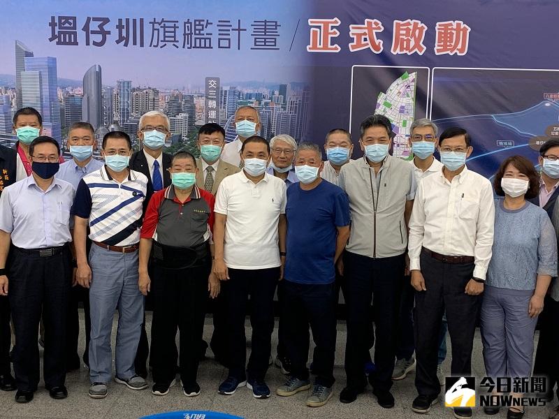 ▲新北市政會議9日移師至新莊區公所召開，當地民眾引頸期盼數十年的塭仔圳市地重劃案，侯友宜宣示正式啟動。(圖/記者康子仁攝)