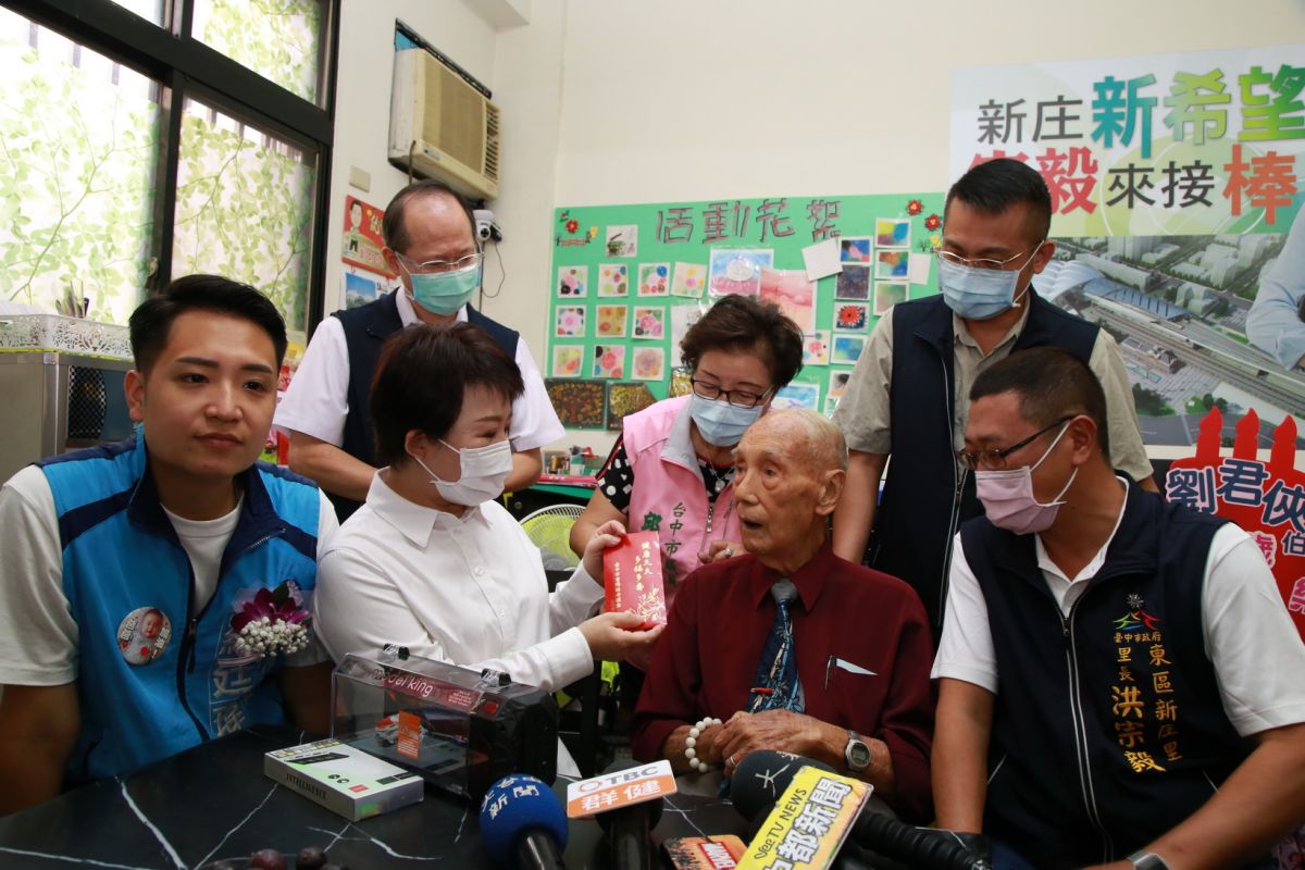 ▲台中東區居民劉君俠(右二) 百歲生日，市長盧秀燕特別前往慶生(圖／柳榮俊攝2020.9.9)