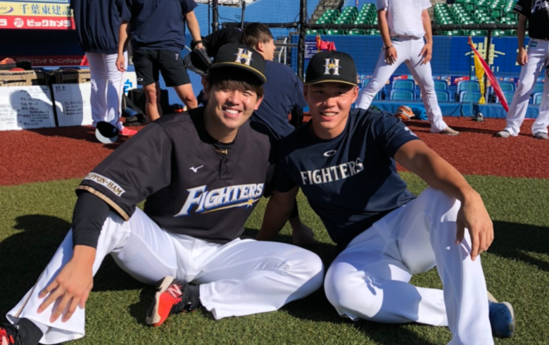 ▲王柏融（右）開心跟隊友合照。（圖／取自火腿官方推特）