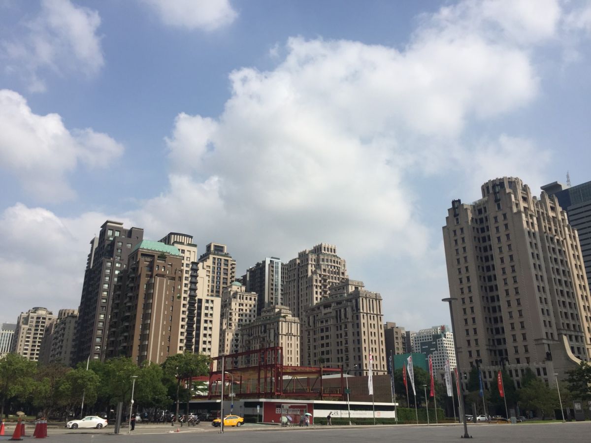 ▲有名網友在《PTT》發文，表示他查了台中七期一坪均價竟低於北市萬華區，也有內行網友揭關鍵。（圖／NOWnews資料照片）