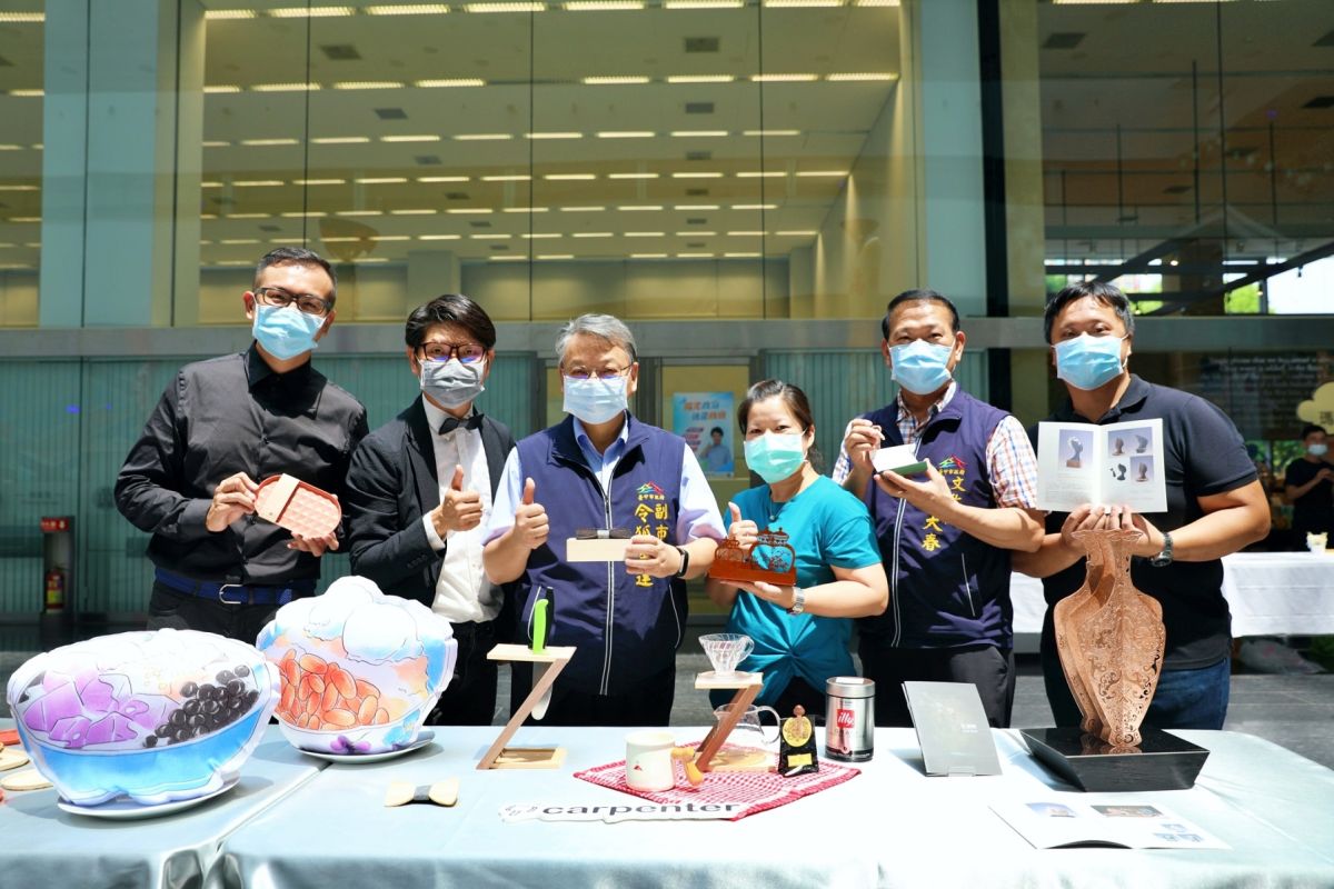 ▲邁入第十年的「創意台中」系列活動，18日登場，副市長令狐榮達與文化局長張大春今天聯手打廣告，歡迎大家踴躍參與。（圖／台中市府提供）