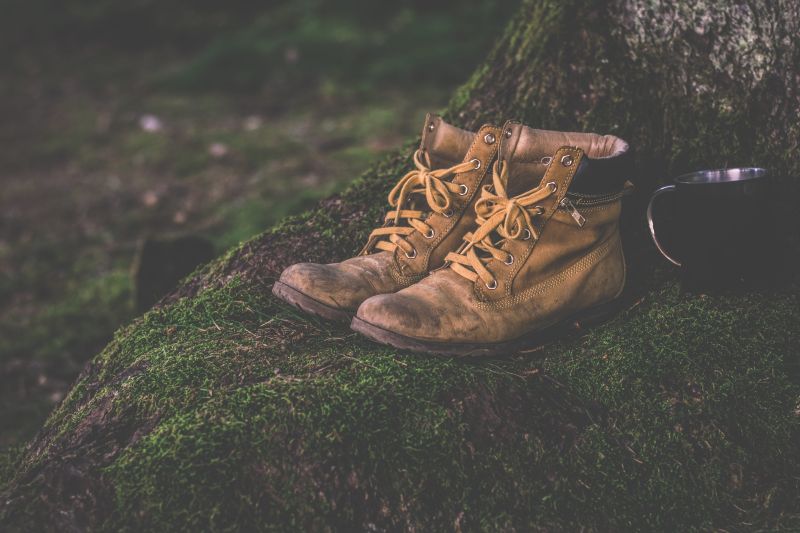 ▲碰到沒穿鞋的原住民，是否要賣鞋，或是能有其他選擇。（圖／Pixabay）