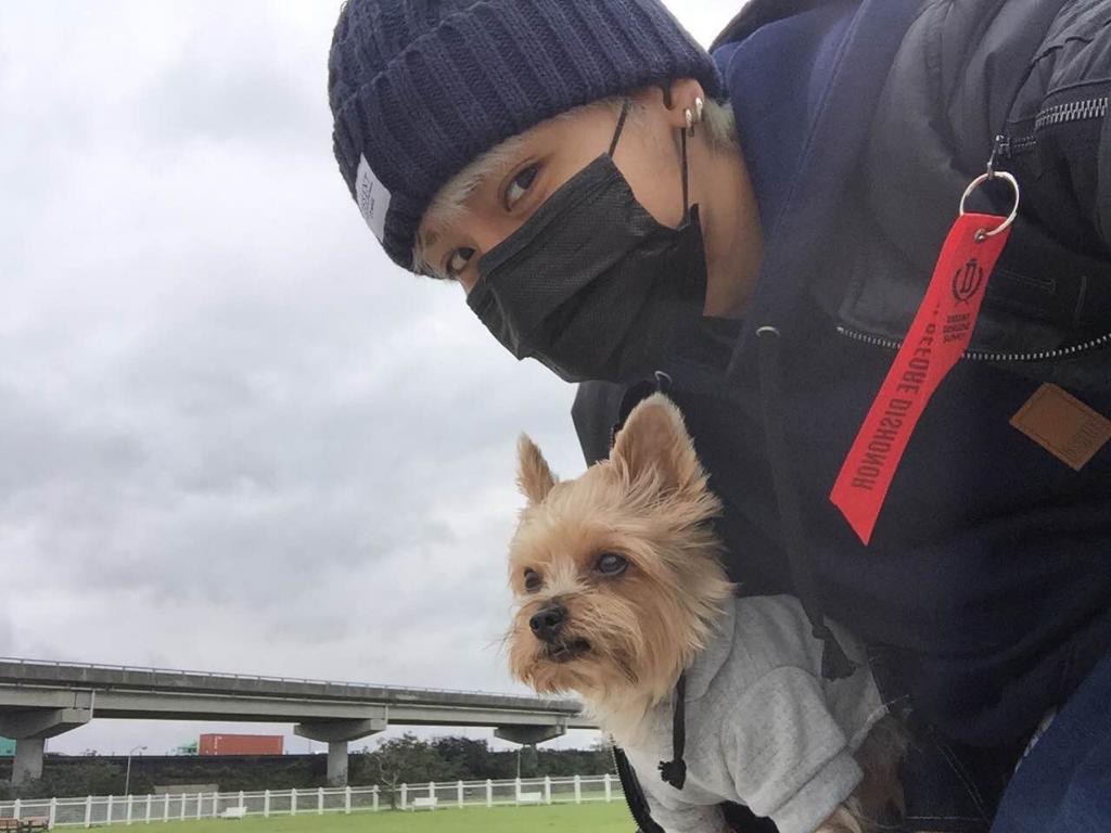 ▲陪伴鼓鼓（右）10年的愛犬米奇，先前健康亮紅燈接受手術，讓鼓鼓細數相處點滴，並創作成歌曲《我的心裡呀》。（圖／相信音樂提供）