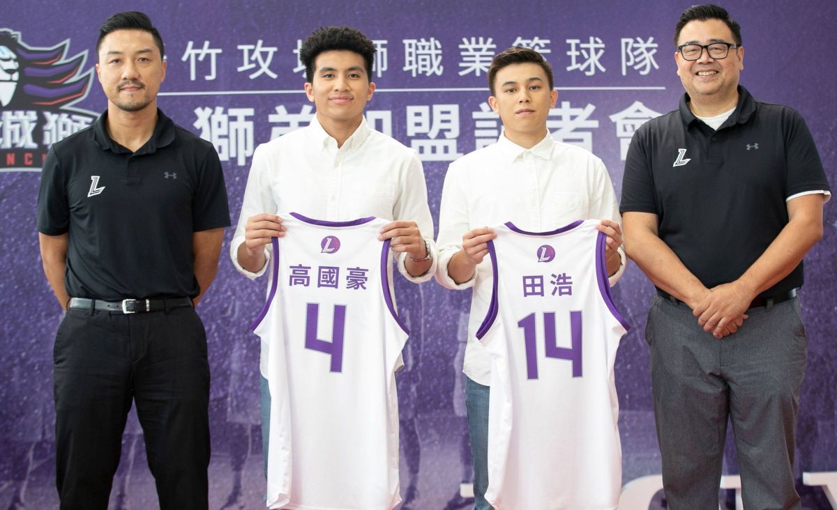 ▲左起總教練林冠綸、球員高國豪、田浩、總經理高景炎（圖／新竹攻城獅提供）