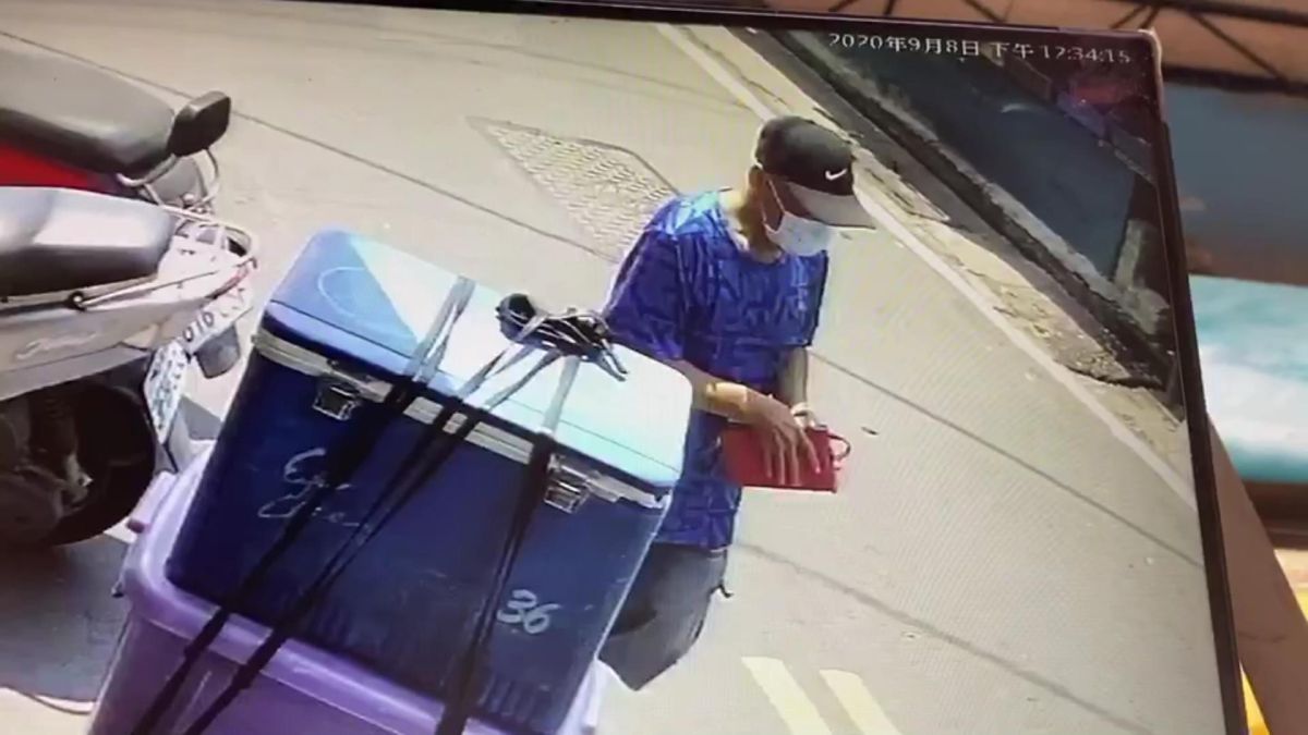 ▲北斗鎮果菜市場發生小偷偷民眾機車置物箱內的皮夾，被害人近5萬元現金，小偷行竊被路口監視器拍到。（民眾提供 圖／記者陳雅芳翻攝，2020.09.09）