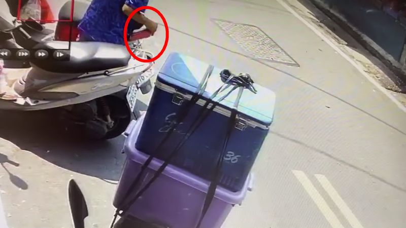 ▲北斗果菜市場屢屢傳出偷竊案件,竊嫌撬開機車置物箱。(民眾提供