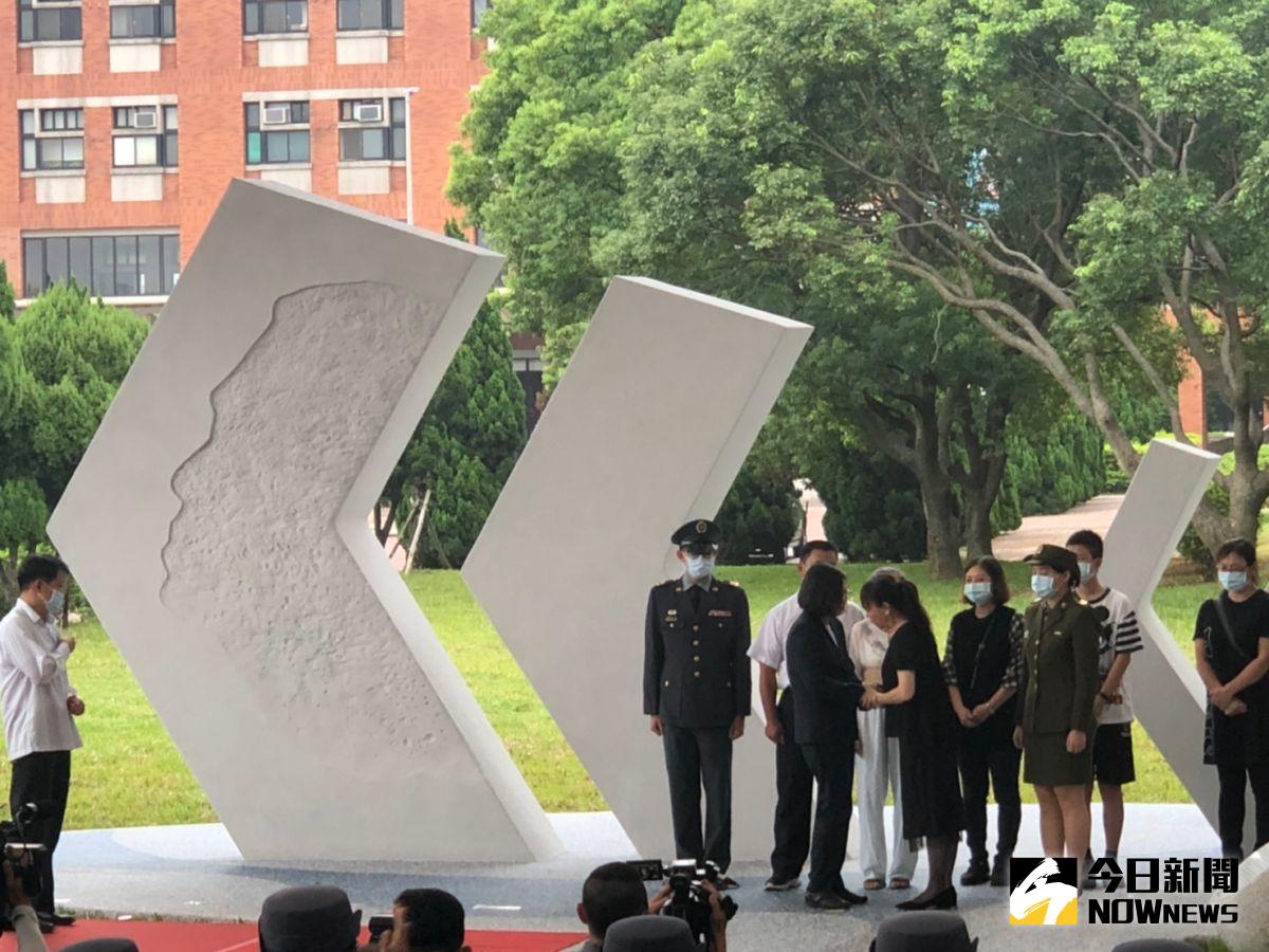 ▲總統蔡英文10日前往陸軍專科學校為三軍士官新生聯合開學典禮致詞，並為勇士登峰雕塑藝術揭幕。（圖／記者劉育辰攝）