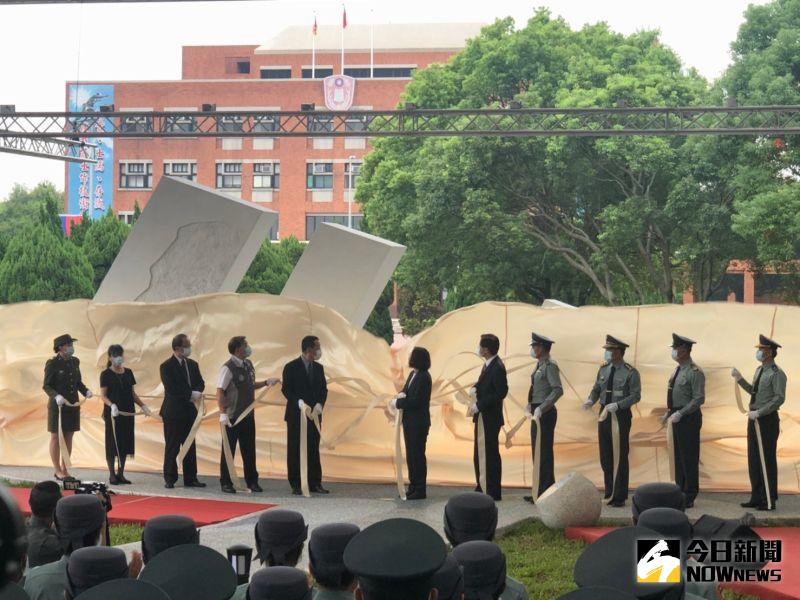 ▲總統蔡英文10日前往陸軍專科學校為三軍士官新生聯合開學典禮致詞,並為勇士登峰雕塑藝術揭幕。(圖/記者劉育辰攝)