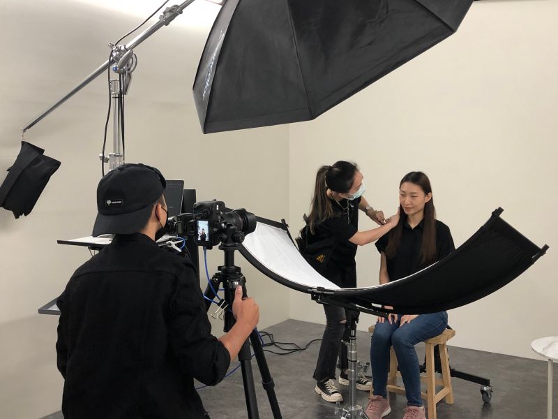 ▲中友百貨全新引進的「Holo+FACE韓式攝影館」，是第一個將韓國精緻證件照概念引進台灣的攝影館。（圖／中友百貨提供）