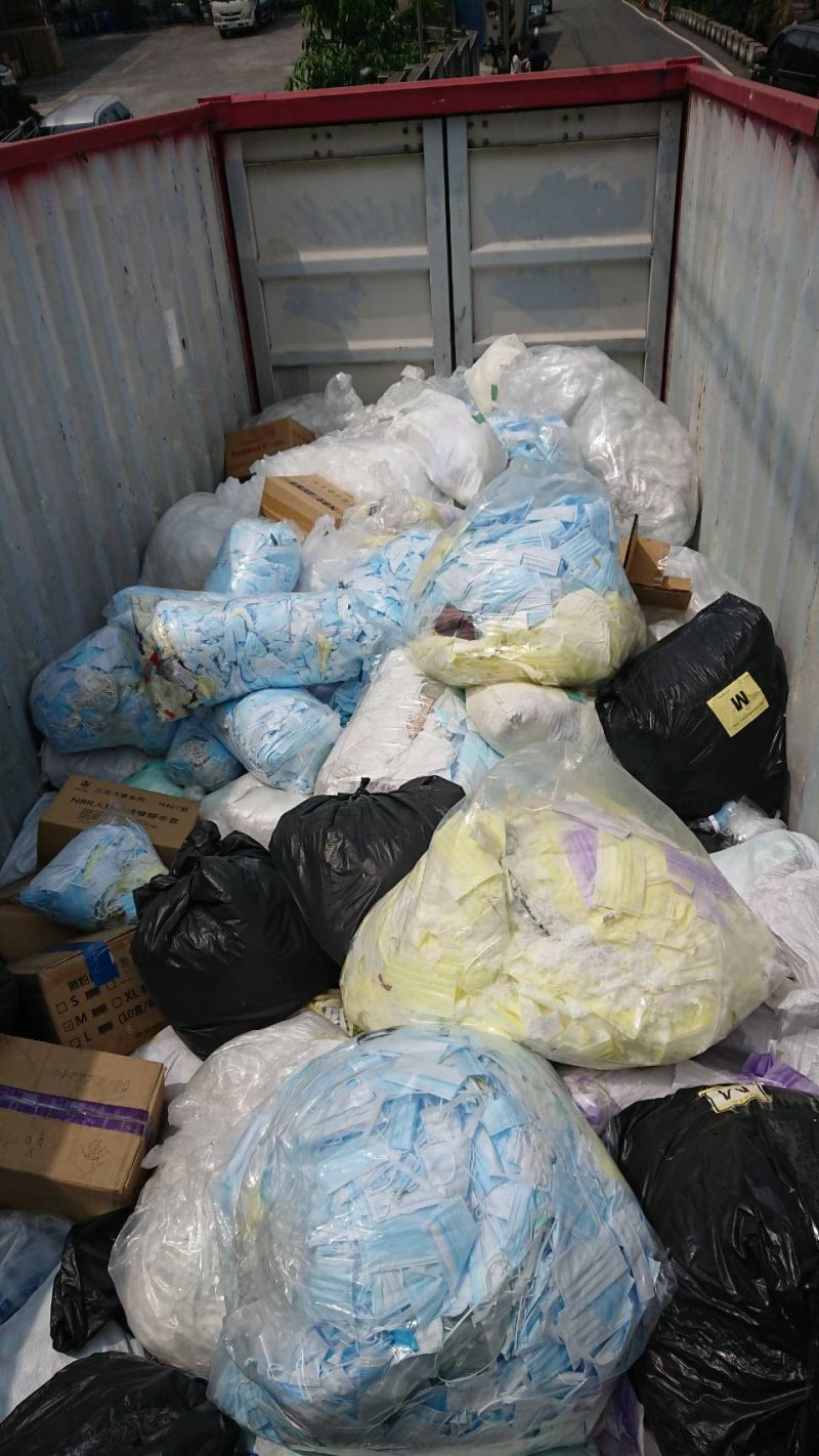 ▲豪品國際公司利用廢棄貨櫃當倉庫堆放大量口罩和手套。(圖/記者陳雅芳攝,2020.09.10)