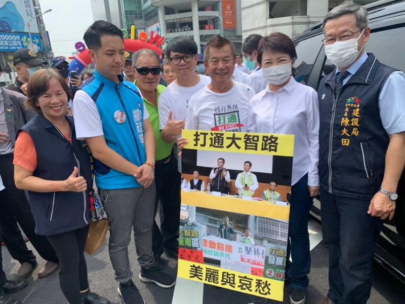 ▲市議員鄭功進表示,印製上萬份打通大智路大事紀,供民眾索取,希望完整的市政歷史,不應該遺忘「前人種樹」的辛苦。(圖/柳榮俊攝2020.9.10)