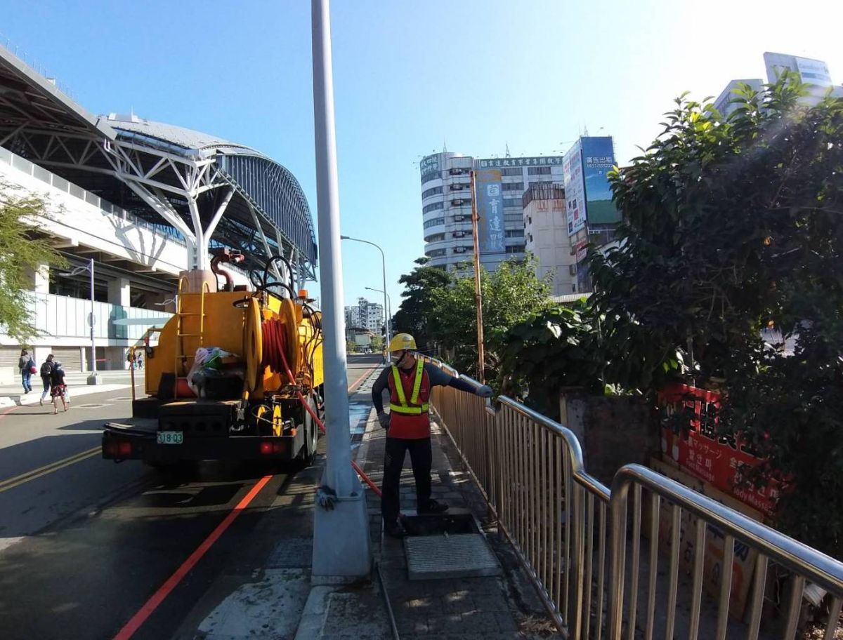 ▲台中火車站化糞池污水外溢，水溝經常性飄散臭味，清潔隊每週到台中火車站外復興路側幫台鐵清掃水溝。(圖／李中服務處提供2020.9.10)
