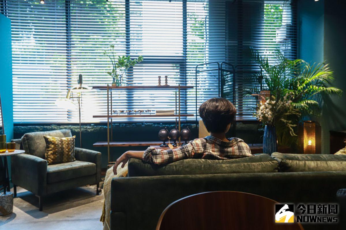 ▲瑪黑家居敦南以巴黎瑪黑區為靈感腳本，後區以荷蘭傢俱品牌為主要陳列場域，配合品牌個性空間色調也轉為深藍色。（圖／記者葉政勳攝，2020.9.10）