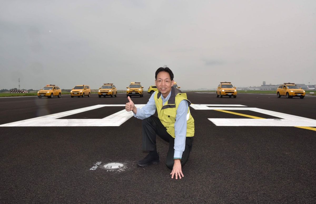 ▲桃園機場北跑道刨鋪作業，今天上午10時正式開放使用；南跑道也將於10月份封閉施工，全新的南北跑道將可提供另一個10年的服役期。（圖／機場公司提供）