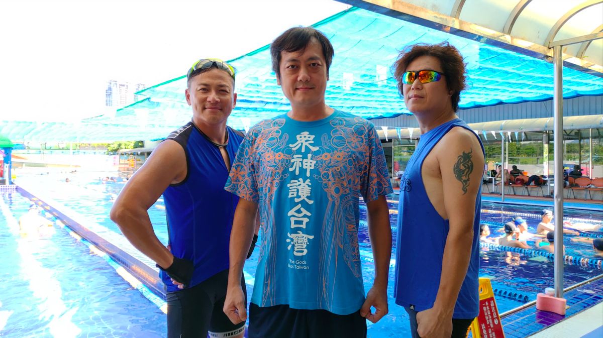 ▲董事長樂團吉董（右一）報錯鐵人三項，找來白董（中）、江宏恩救援。（圖／獨一無二娛樂文化提供）