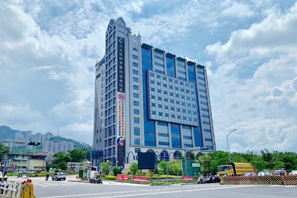 ▲安坑輕軌經過耕莘醫院安康院區。（圖／NOWnews資料照片）